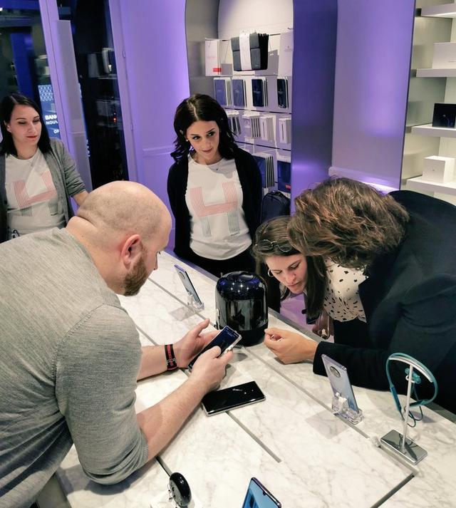 华为法国首家旗舰店正式开业，浓浓科技风，服务设施全面