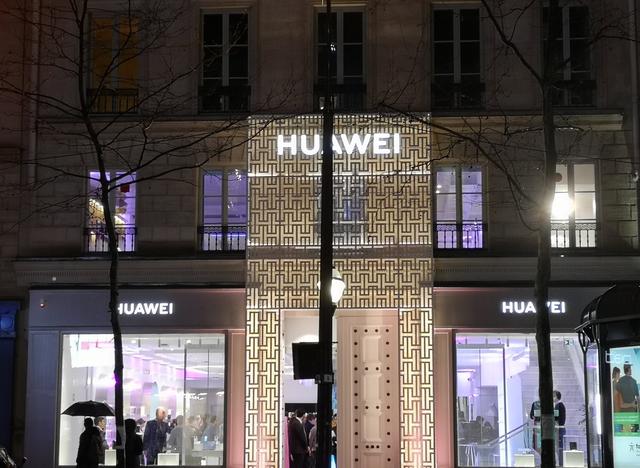 华为法国首家旗舰店正式开业，浓浓科技风，服务设施全面
