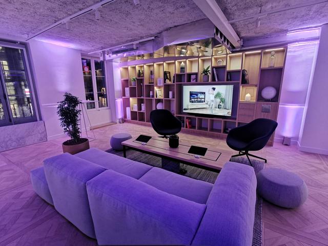 华为法国首家旗舰店正式开业，浓浓科技风，服务设施全面