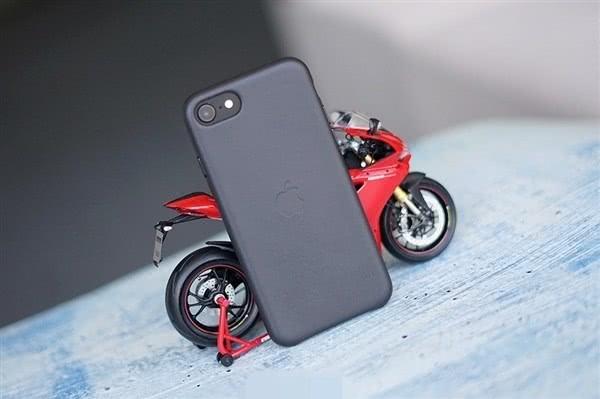 刚上市就破销量纪录!A13仿生芯片+小屏机身,苹果新机香爆了?