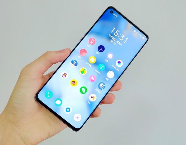 OPPO Find X2屏幕盖板曝光，单孔曲面设计，颜值你给几分？