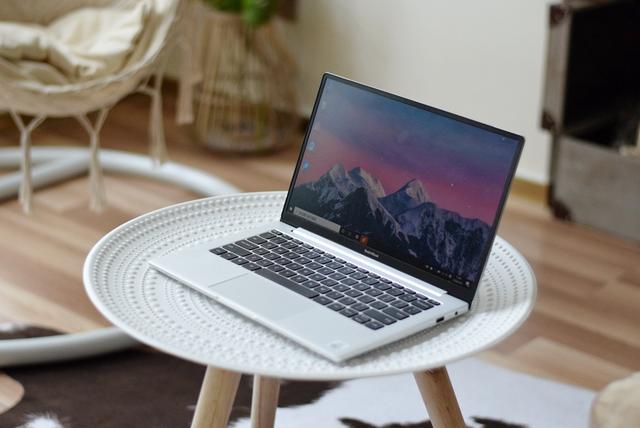 体积小巧，专为办公设计，小米推出首款全面屏笔记本！