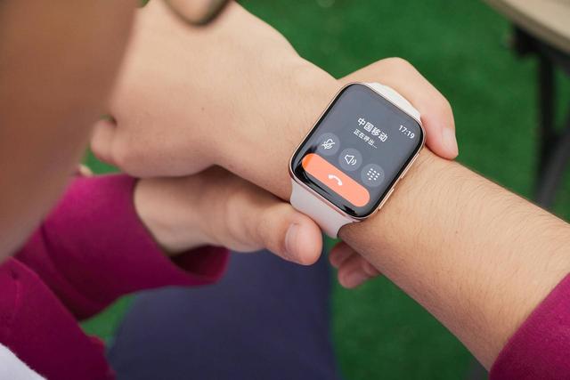 OPPO Watch：告别“直男”审美，这屏幕弯的好看