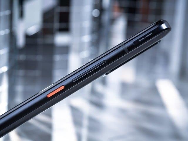 卢伟冰很头疼，骁龙865+55W闪充直降600，网友：还买啥红米？