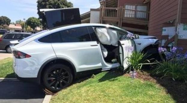 领高舆情管理：特斯拉不依法向中汽协报备数据 你打算发飘吗？