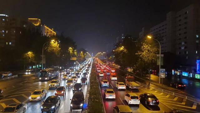 指标申请总数首次出现负增长！北京新能源汽车市场该咋办？| 中国汽车报