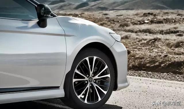 新款运动版丰田凯美瑞曝光：双色车身+碳纤维套件，比雅阁帅气