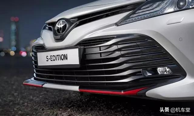 新款运动版丰田凯美瑞曝光：双色车身+碳纤维套件，比雅阁帅气