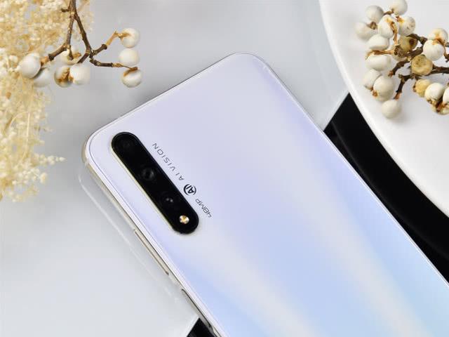 学生党购机预算不足？这3款千元机性价比超高，性能不输给旗舰！