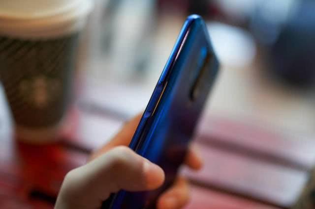 两千元就能买5G手机？配置还很不错，120Hz+6400万四摄：真香！