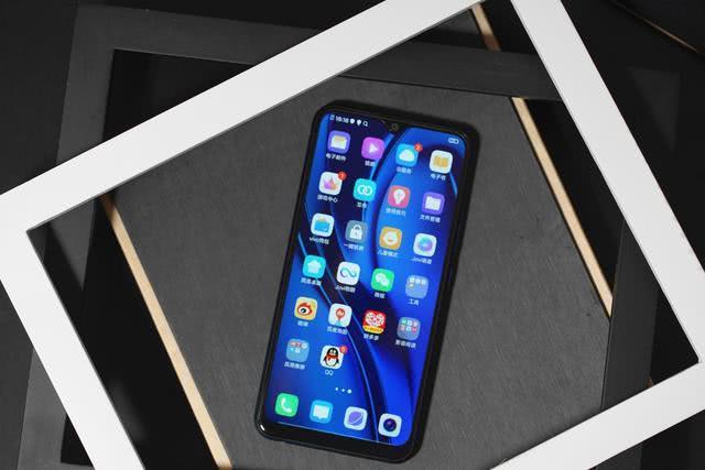 百元机最佳选择？五千毫安+AI三摄，vivo性价比十足！