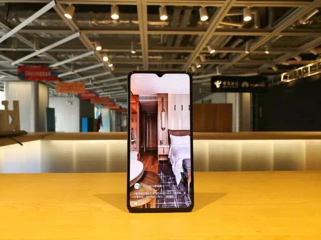 4G手机压力很大！855Plus+90Hz跌至1999，等等党又赢了