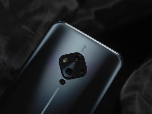 发布4个月跳水700元？vivo旗舰颜值满分，但性价比依然很低！