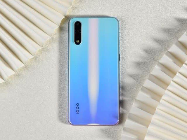 4G旗舰终于撑不住了？33W闪充+UFS3.0，855Plus正式清仓