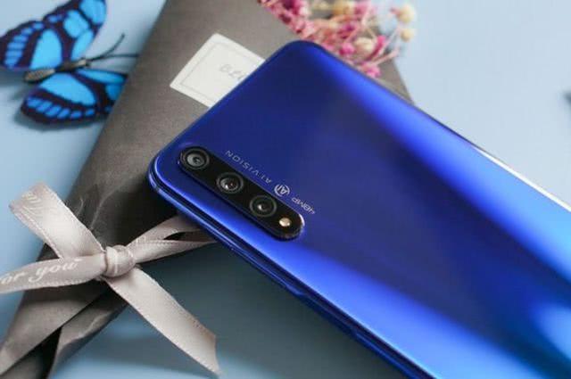 华为千元机再发力!麒麟810+4800万三摄+大内存,小屏党的最爱?