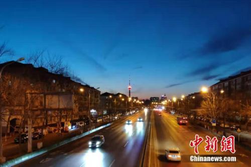 北京道路上行驶的汽车。 张旭 摄 北京道路上行驶的汽车。 张旭 摄