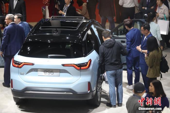 国产电动车蔚来吸引众人目光。张亨伟 摄 国产电动车蔚来吸引众人目光。张亨伟 摄
