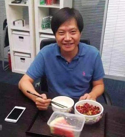 雷军又对餐饮业下手！红色黄金按吨送？海底捞：给条生路行不行？