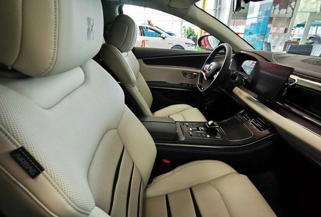 比亚迪汉到店实拍，霸气侧漏 特斯拉MODEL3真的慌了？