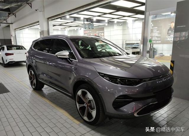 都是大X！价格差一倍的腾势和小鹏停在一起，外观区别没那么大