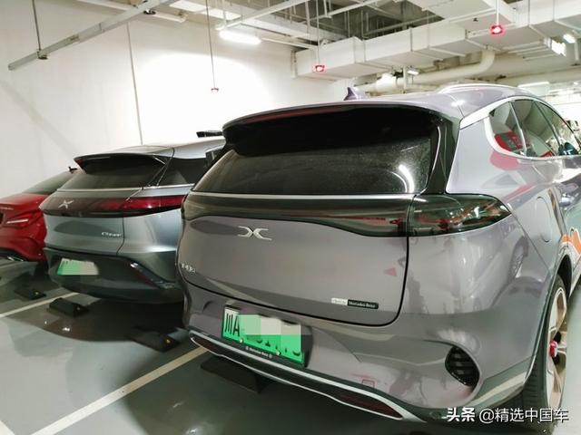 都是大X！价格差一倍的腾势和小鹏停在一起，外观区别没那么大