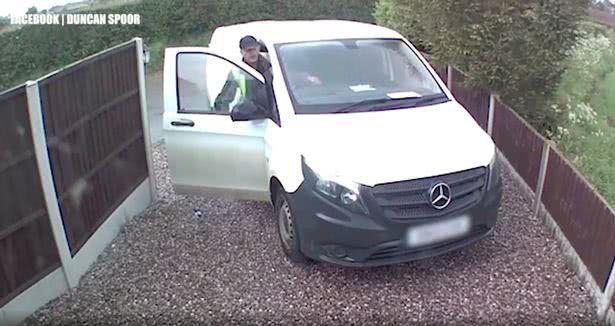 英亚马逊配送员在客户家外方便，事后行为更恶心，视频曝光遭解雇