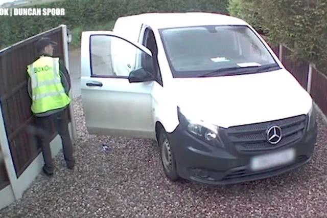 英亚马逊配送员在客户家外方便，事后行为更恶心，视频曝光遭解雇