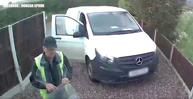 英亚马逊配送员在客户家外方便，事后行为更恶心，视频曝光遭解雇