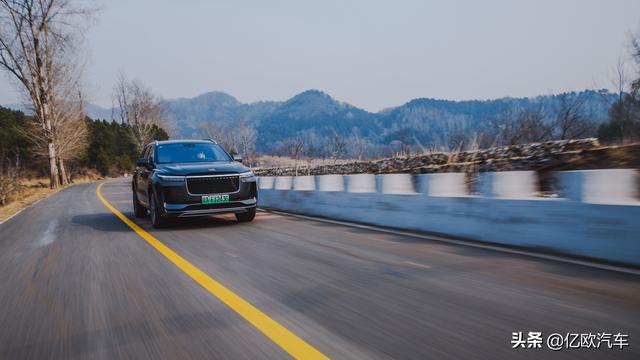 理想ONE：四块智能大屏，还能自动驾驶的“燃油电动车”怎么样？