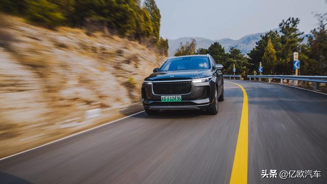 理想ONE：四块智能大屏，还能自动驾驶的“燃油电动车”怎么样？