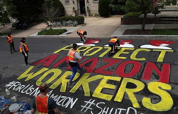 700万年薪不要，亚马逊副总裁抗议辞退举报人，说公司是“鸡粪”