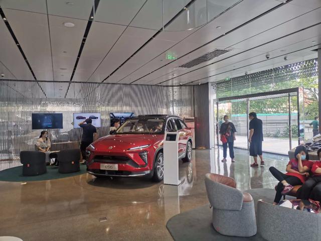 淡季不淡！踏访特斯拉、蔚来等门店，购车者明显增多，新能源车号牌租赁价水涨船高