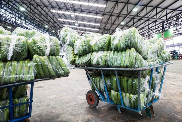 蔬菜从地头到餐桌，还得依靠传统的中间商，电商只能是边缘化补充