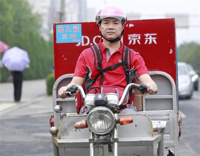刘强东创业时有多难？十几年前的名片曝光，网友：这才是白手起家