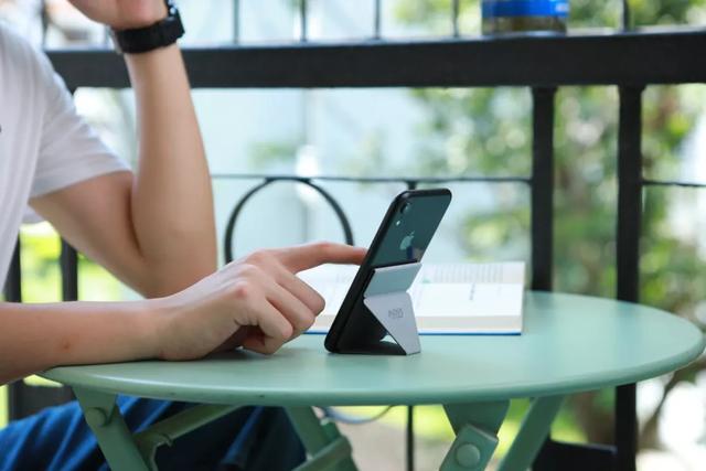 这个中国人设计的手机支架，在世界最大众筹网站疯狂收割500万