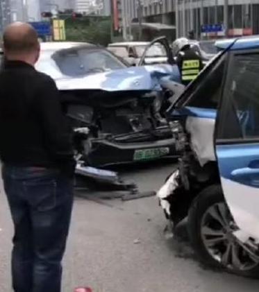 比亚迪被蔚来追尾，现场表现令人惊喜，网友：幸亏不是大众