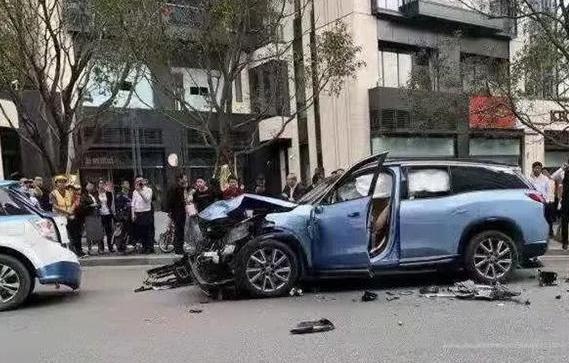 比亚迪被蔚来追尾，现场表现令人惊喜，网友：幸亏不是大众