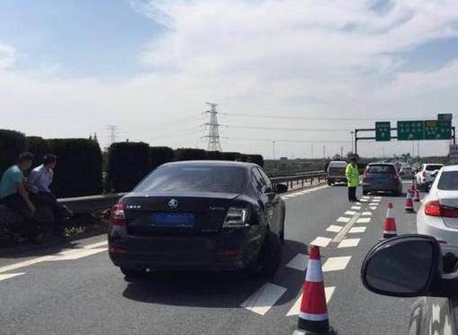 又一自动驾驶火了！司机在高速上睡半小时，汽车自己开了40多公里