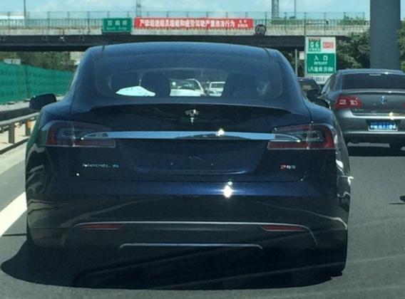 又一自动驾驶火了！司机在高速上睡半小时，汽车自己开了40多公里