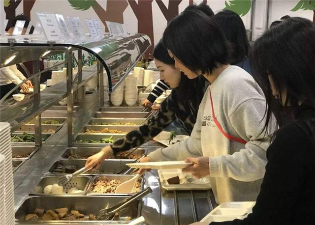 刘强东真的把员工当兄弟吗？看到京东食堂后，网友：能跳槽吗？