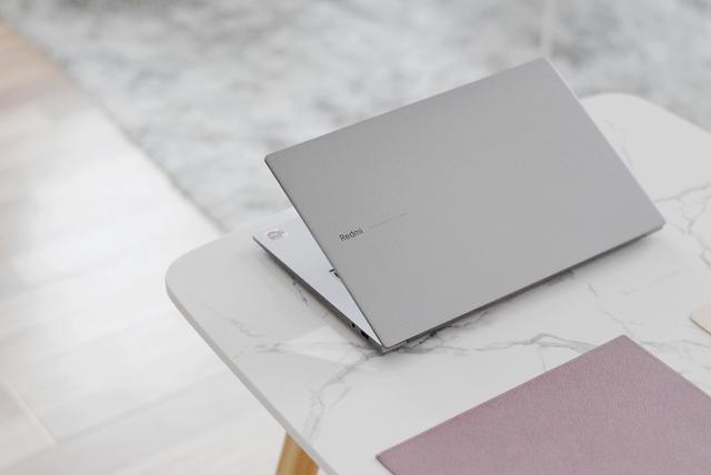 轻薄小巧，小米推出首款大屏笔记本，米粉：屏幕真大