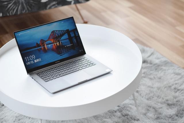 轻薄小巧，小米推出首款大屏笔记本，米粉：屏幕真大
