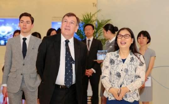 华为董事长不是任正非吗？为何她屡次出手挽救华为，她是谁