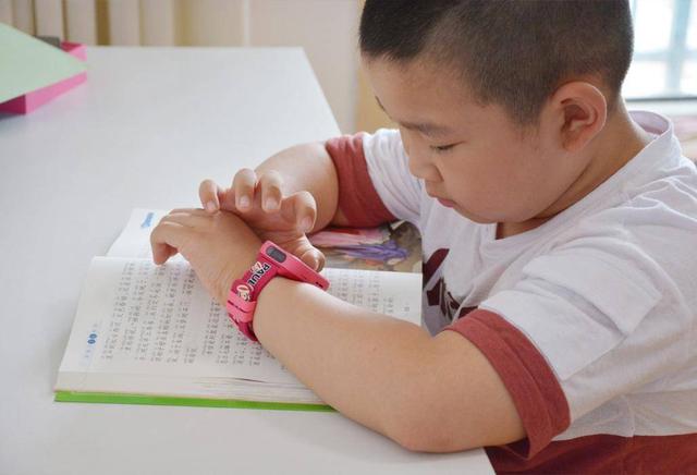 前后500万双摄搜狗糖猫T10儿童手表测评，用AI赋能儿童成长和学习