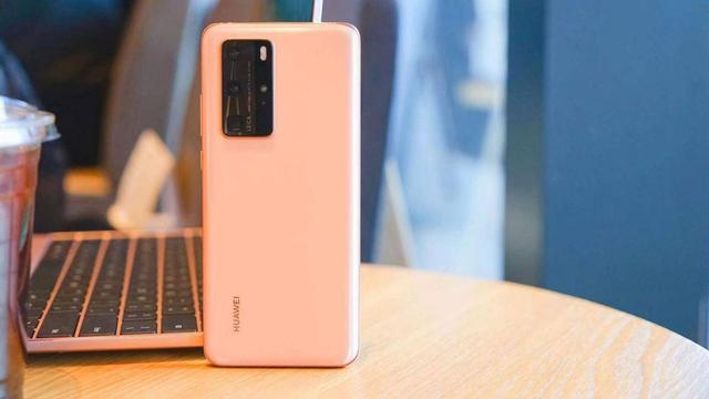 都是华为旗舰机，这两款手机的差别怎么就这么大？