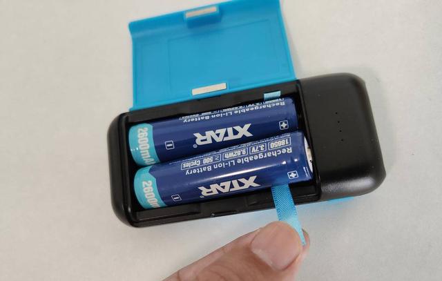 兼容所有18650电池，XTAR爱克斯达PB2C智能充电器上手测评