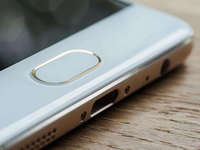 手机耳机孔除了插耳机，这3个用法也很实用，还能查询银行卡余额