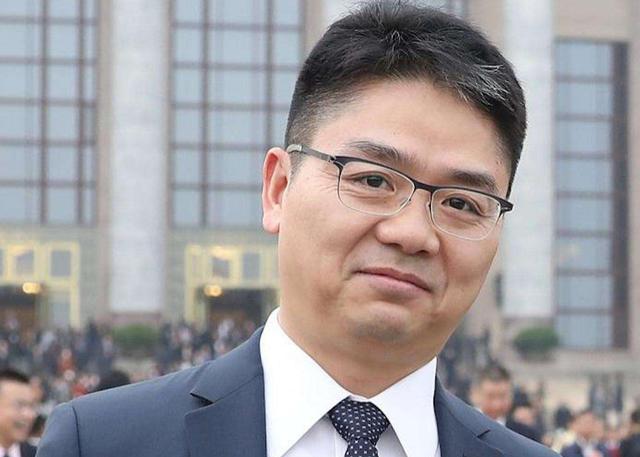 马云一头黑发，马化腾也一头黑发，为啥刘强东头上却有一撮白发？