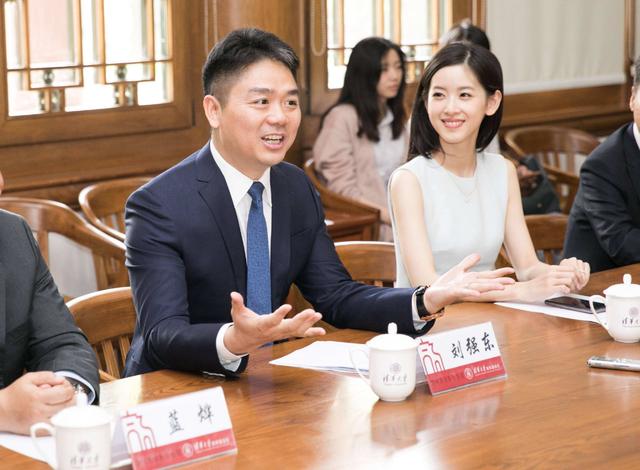 马云一头黑发，马化腾也一头黑发，为啥刘强东头上却有一撮白发？