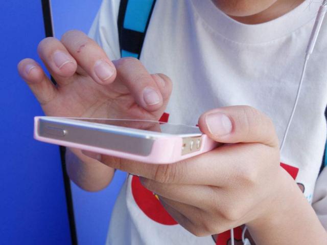 如果手机内存不够用，别急着卸软件，学会这两招，手机恢复流畅